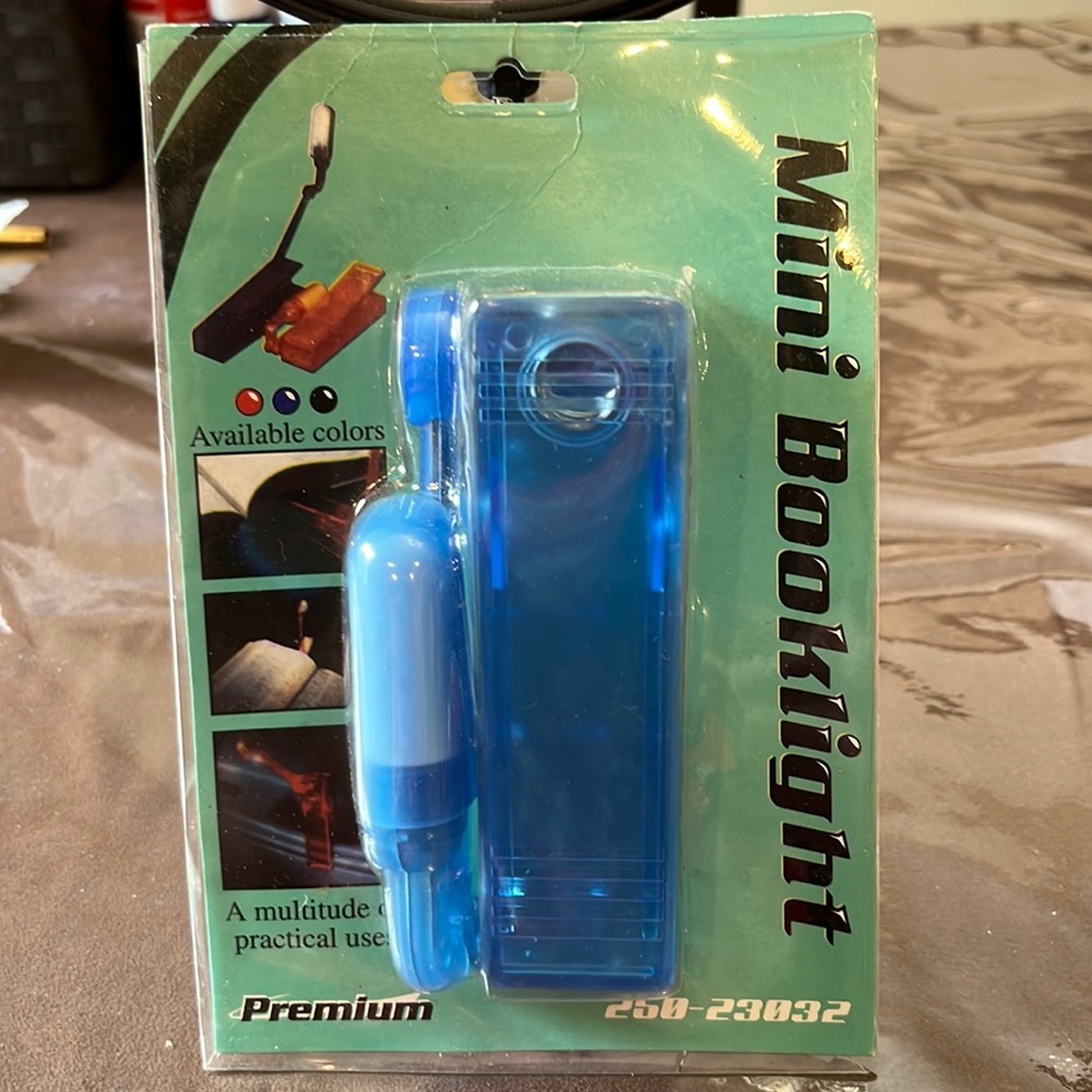 Mini Clip On Book Light Uses Batteries